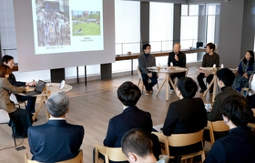 神戸市役所周辺のまちづくりについて討論する有識者ら=神戸市中央区加納町4 神戸市役所周辺のまちづくりについて討論する有識者ら=神戸市中央区加納町4