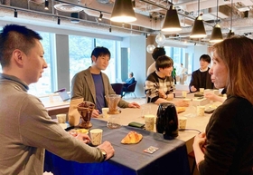 コーヒーブレイクタイムでカジュアルに交流を深める会員たち=アンカー神戸 コーヒーブレイクタイムでカジュアルに交流を深める会員たち=アンカー神戸