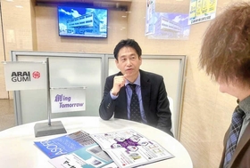 チームメンバーと打ち合わせを行う渡辺さん=西宮市池田町、新井組 チームメンバーと打ち合わせを行う渡辺さん=西宮市池田町、新井組