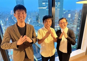 起業を目指す親子とともにアンカーポーズを取る今林さん(左)=アンカー神戸 起業を目指す親子とともにアンカーポーズを取る今林さん(左)=アンカー神戸