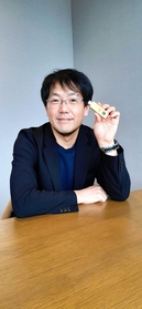 USBサイズの顕微観察ツールを持つ池田さん=アンカー神戸 USBサイズの顕微観察ツールを持つ池田さん=アンカー神戸