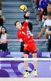 パリ五輪のバレーボール男子1次リーグのドイツ戦で、サーブを放つ西田有志選手。アシックスのシューズを着用している=7月27日、パリ(共同) パリ五輪のバレーボール男子1次リーグのドイツ戦で、サーブを放つ西田有志選手。アシックスのシューズを着用している=7月27日、パリ(共同)