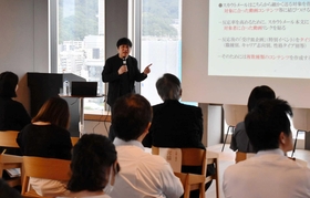 オープニングセミナーでは、人材研究所の曽和利光氏が採用市場の現状を解説した=神戸市中央区加納町4 オープニングセミナーでは、人材研究所の曽和利光氏が採用市場の現状を解説した=神戸市中央区加納町4