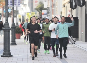 三宮の街中を走るランニングサークル「X15」の参加者たち=神戸市中央区三宮町1 三宮の街中を走るランニングサークル「X15」の参加者たち=神戸市中央区三宮町1