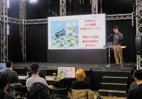 航空燃料に使える廃食用油の回収システム構想を説明する「ソーシャルブリッジ」の宋浩典さん=大阪市北区茶屋町、MBSちゃやまちプラザ 航空燃料に使える廃食用油の回収システム構想を説明する「ソーシャルブリッジ」の宋浩典さん=大阪市北区茶屋町、MBSちゃやまちプラザ