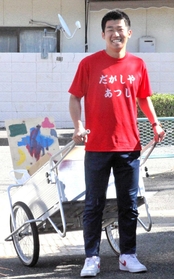 リヤカーを引いて駄菓子屋「だがしや あつし」を営む兵庫県立大大学院生の田中篤さん=西宮市内 リヤカーを引いて駄菓子屋「だがしや あつし」を営む兵庫県立大大学院生の田中篤さん=西宮市内