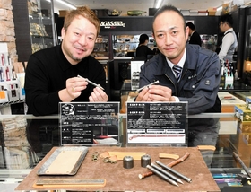 完成した高級ボールペンを手にする井上工具製作所の井上勝雄さん(右)とナガサワ文具センターの河合学さん=いずれも神戸市中央区三宮町1 完成した高級ボールペンを手にする井上工具製作所の井上勝雄さん(右)とナガサワ文具センターの河合学さん=いずれも神戸市中央区三宮町1