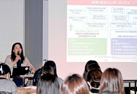 仕事と家庭を両立させるためのヒントを伝える瀧井智美さん(左)=中央区加納町4 仕事と家庭を両立させるためのヒントを伝える瀧井智美さん(左)=中央区加納町4