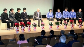 銀の馬車道・鉱石の道について話し合う高校生ら=神河町寺前 銀の馬車道・鉱石の道について話し合う高校生ら=神河町寺前