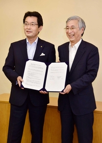 連携協定の文書を手にする神戸大の福田秀樹学長(右)と神戸新聞社の高士薫社長=7日午後、神戸大学(撮影・宮路博志) 連携協定の文書を手にする神戸大の福田秀樹学長(右)と神戸新聞社の高士薫社長=7日午後、神戸大学(撮影・宮路博志)