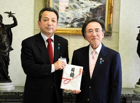 目録を手渡した桑田純一郎理事長(右)と、藤岡勇市長 目録を手渡した桑田純一郎理事長(右)と、藤岡勇市長