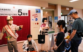 5周年を祝う銀山ボーイズのメンバー。ファンの再来も相次いでいる=史跡・生野銀山 5周年を祝う銀山ボーイズのメンバー。ファンの再来も相次いでいる=史跡・生野銀山