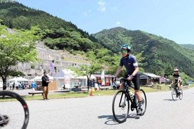 100キロのルートを走るライダーたち=神子畑選鉱場跡 100キロのルートを走るライダーたち=神子畑選鉱場跡