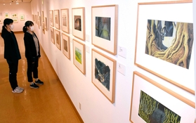 広く知られた作品の背景画などが並ぶ「アニメーション美術の創造者 新・山本二三展」=あさご芸術の森美術館 広く知られた作品の背景画などが並ぶ「アニメーション美術の創造者 新・山本二三展」=あさご芸術の森美術館