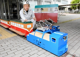 リニューアルされたけん引車(手前)。右側が以前の気動車=朝来市朝来庁舎 リニューアルされたけん引車(手前)。右側が以前の気動車=朝来市朝来庁舎