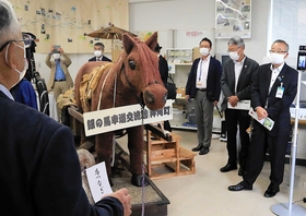 銀の馬車道交流館の館長から説明を受ける推進協議会のメンバー=兵庫県神河町中村 銀の馬車道交流館の館長から説明を受ける推進協議会のメンバー=兵庫県神河町中村