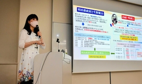 生野鉱山や「銀の馬車道」の発展を支えたフランス人について講演する白井智子さん=いずれも兵庫区中之島2 生野鉱山や「銀の馬車道」の発展を支えたフランス人について講演する白井智子さん=いずれも兵庫区中之島2