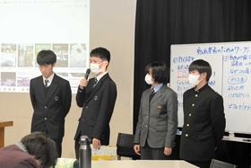 完成した動画の見どころを紹介する高校生=福崎町福田 完成した動画の見どころを紹介する高校生=福崎町福田
