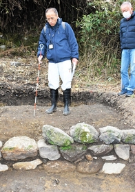 「鉱石の道」の遺構とみられる縁石。奥側がたたき締められた路面だった=朝来市岩津 「鉱石の道」の遺構とみられる縁石。奥側がたたき締められた路面だった=朝来市岩津