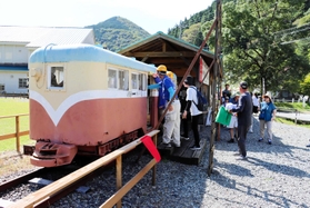 一円電車に乗り込む乗客ら=養父市大屋町明延 一円電車に乗り込む乗客ら=養父市大屋町明延