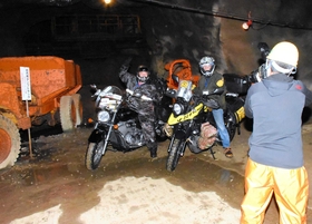 明延鉱山探検坑道の中で撮影を楽しむライダーたち=養父市大屋町明延 明延鉱山探検坑道の中で撮影を楽しむライダーたち=養父市大屋町明延