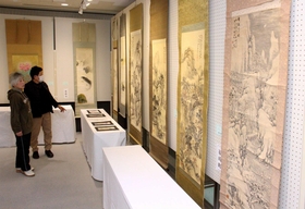 姫路市、神崎郡出身の日本画家の掛け軸が並ぶ会場=神河町寺前 姫路市、神崎郡出身の日本画家の掛け軸が並ぶ会場=神河町寺前