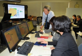教育用プログラミングソフトを使い、研修を受ける小学校の校長、教頭ら=神戸市中央区東川崎町1 教育用プログラミングソフトを使い、研修を受ける小学校の校長、教頭ら=神戸市中央区東川崎町1