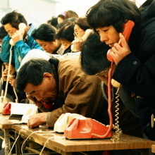 仮設電話が設置された避難所では、大勢の人が列を作った=1995年1月18日午前、神戸市長田区蓮池町、蓮池小学校
