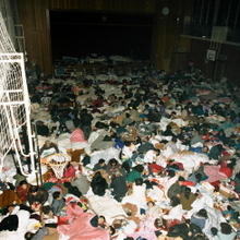避難先の体育館で肩を寄せ合い不安な一夜を過ごす人たち=1995年1月17日、神戸市長田区神楽町1、神楽小学校(現長田南小)