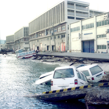 岸壁が崩れ海に落ちた乗用車=1995年1月19日、神戸市中央区波止場町
