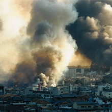 地震発生直後から同時に多発する火災。炎と黒煙が市街地を覆い尽くした=1995年1月17日午後4時ごろ、神戸市長田区大丸町、大丸山公園から