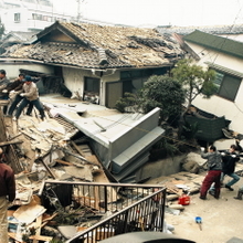 付近の住民も協力して崩壊家屋からの救出が行われた=1995年1月18日午後1時半、神戸市灘区鹿ノ下通