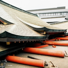 倒壊した生田神社の拝殿=1995年1月17日、神戸市中央区