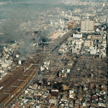 焼け野原になった長田区一帯。発生から一日が過ぎても煙が残る=1995年1月18日