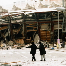 倒壊ビルが道ふさいだ生田新道=1995年1月17日午前10時半、神戸市中央区