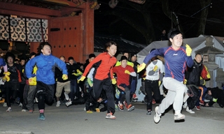 開門と同時に本殿を目指して駆ける参加者ら=10日早朝、いずれも西宮市社家町(撮影・三津山朋彦)