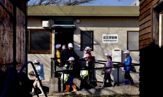 阪神・淡路大震災5年後の2000年、震災を語り継ぐ建物を残そうと被災者が暮らしていた仮設住宅が神戸市立神出自然教育園に移設された。「震災学習棟」として実際に使われていた家具やテレビなどを展示。自然体験学習で訪れる子どもたちが「あの日」と防災について思いをめぐらせる=神戸市西区神出町田井