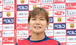 報道陣に対して、移籍への思いなどを語るINAC神戸の川澄奈穂美=神戸市東灘区向洋町7、神戸レディースフットボールセンター(撮影・風斗雅博)