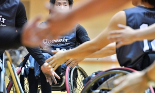 試合後、手を触れ合って互いの健闘をたたえ合う車椅子バスケットボールの選手ら=神戸市西区曙町、県立障害者スポーツ交流館(撮影・笠原次郎)