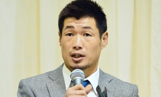 現役引退を表明する長谷川穂積選手=9日午後、神戸市中央区港島中町6、神戸ポートピアホテル(撮影・風斗雅博)