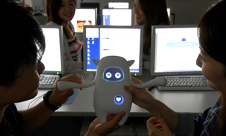AIを搭載した英会話ロボット「Musio(ミュージオ)」が、表情を変えながら学生らの質問に答える。米国AKAが開発し、今春、日本の大学で初めて神戸学院大に導入された。「人前では緊張するが、ロボットだと気兼ねなく話せる」と好評だ。会話内容をデータとして蓄積でき、学生の会話能力の評価にも役立てられるという=神戸市中央区港島1、神戸学院大