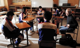 卒業式の前日、牧秀一さん(右)は久しぶりに子どもたちに会った。高校入試の合格発表直前でもあったが、その笑顔に牧さんは癒やされた=福島県三春町、葛尾中学校三春校