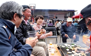 古閑地区の住民がボランティアらを招いて開いた感謝祭。被災地NGO恊働センターの寺本わかばさん(左から3人目)らとの信頼関係が伝わってきた=熊本県西原村