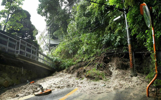 崩れた土砂でふさがれた道路=6日午前8時46分、神戸市東灘区鴨子ケ原2(撮影・吉田敦史)