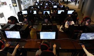 eスポーツを体験するゲーマーたち=神戸市東灘区向洋町中6