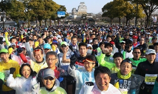 スタート直前。気勢を上げるランナーたち=姫路市本町(撮影・吉田敦史)