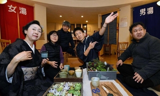 「蓬莱(ほうらい)湯」では、経営する稲里美さん(左から2人目)がロビーで工夫を凝らしたイベントを展開。この日は多肉植物の寄せ植え教室が開かれ、風呂上がりに興じる客の姿も見られた=尼崎市道意町