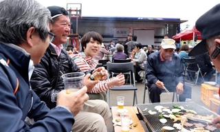 古閑地区の住民がボランティアらを招いて開いた感謝祭。被災地NGO恊働センターの寺本わかばさん(左から3人目)らとの信頼関係が伝わってきた=熊本県西原村