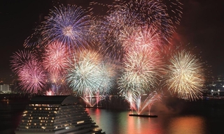 神戸の夜空を染める大輪の花火=4日夜、神戸市中央区海岸通6(撮影・大森 武)