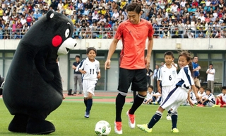 子どもたちに加えてクマモンも香川真司選手とサッカーを楽しんだ=26日午後、三木市志染町、県立三木総合防災公園陸上競技場(撮影・大山伸一郎)